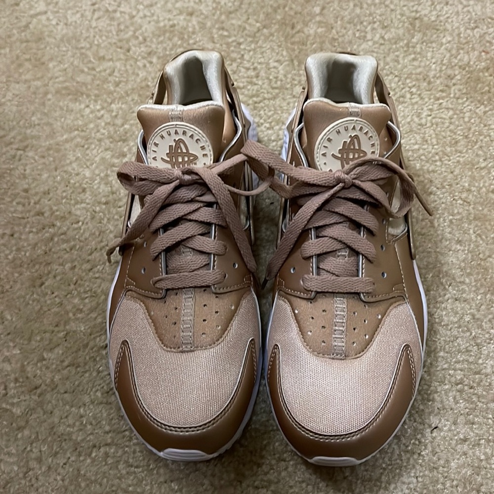Nike Air Huarache Premium Sneakers Size 9 Color Blur Natural White Gold